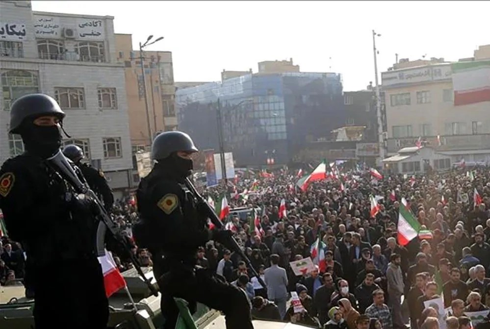 Negara Eropa Minta Warganya Tinggalkan Iran